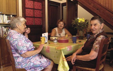 Goûter en famille pour Catherine (à gauche), Madeleine (à droite) et Marie-Jeanne. Goûter en famille pour Catherine (à gauche), Madeleine (à droite) et Marie-Jeanne.