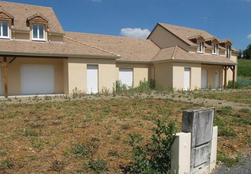 Ronces et orties commencent à envahir un bâtiment qui souffre de ne pas être occupé. - - Photo NR